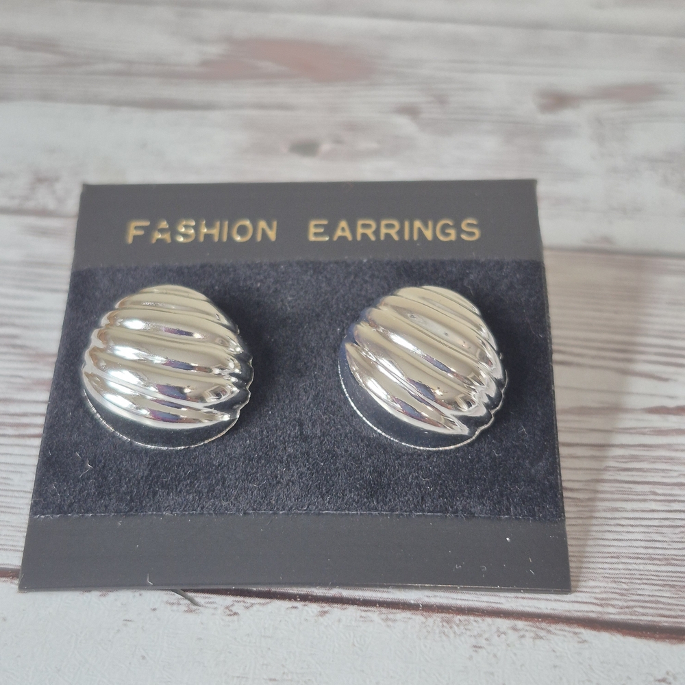 $5 NWT Perfect Gift Sale: Vintage 1980s Silver Shell Stud Earrings